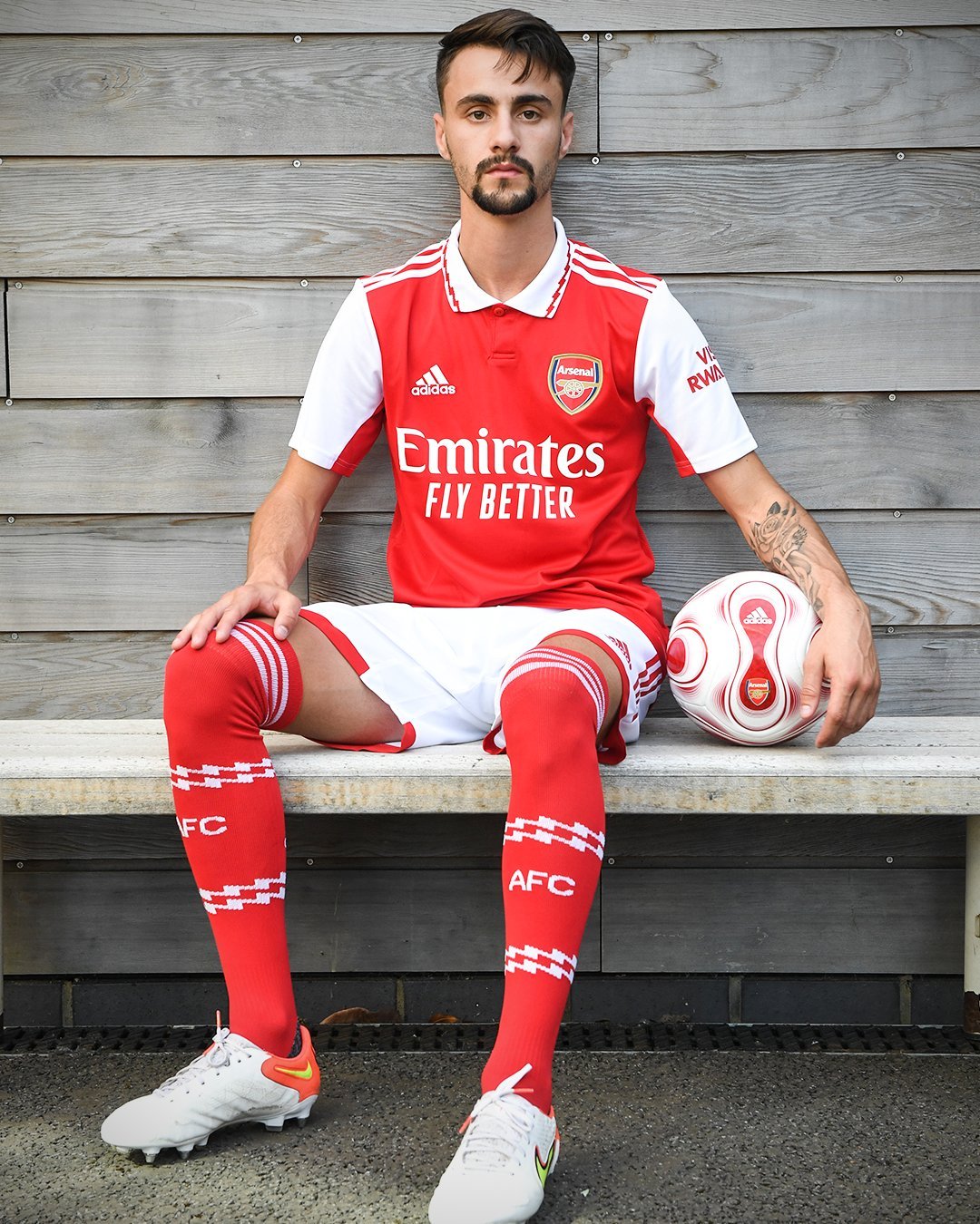 九游娱乐入口-英超赛程吃紧，塞维利亚冲刺阶段复出首秀，质疑声仍在，团队化学反应显著的简单介绍